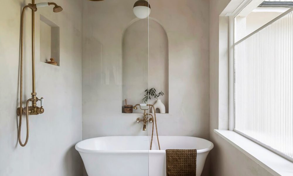 traditional-hamptons-freestanding-white-bathtub